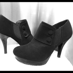 Women’s Black suede platform heels sz 8.5